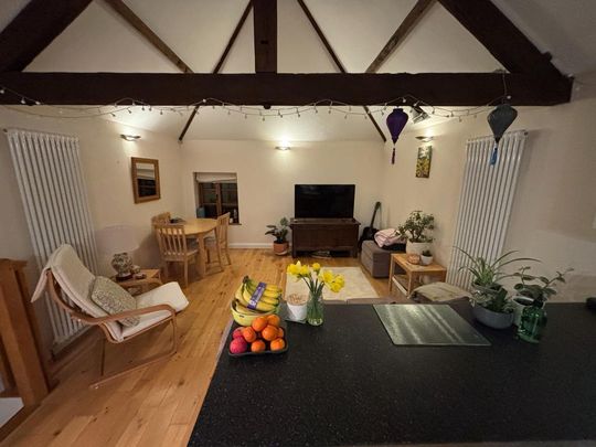 2 bedroom coach house to rent - Photo 1