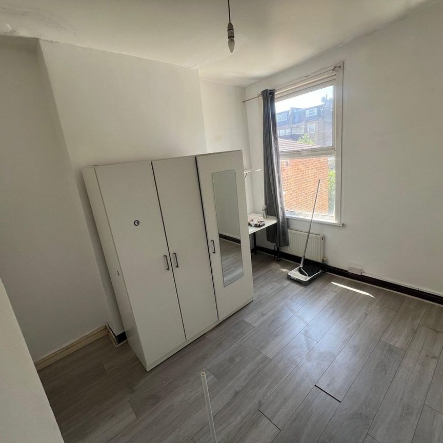 6 Bed Detached House, Bracey Street, N4 - Photo 1