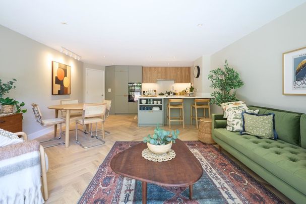 Tucked discreetly away from one of Cambridge’s most distinguished roads lies an exclusive collection of just six newly built residences, each crafted with meticulous attention to detail. - Photo 1