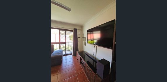 Quiet and Secure 2 Bedroom Unit-Biggera Waters - Photo 2