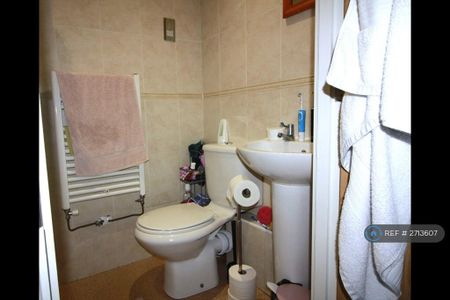 3 bedroom flat to rent - Photo 5