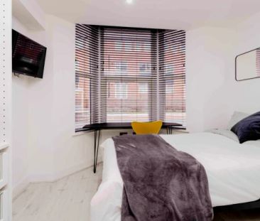 6 Beds 5 Baths - Photo 4