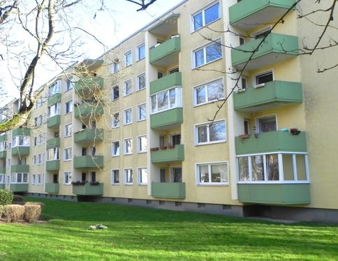 RUHIG und HELL! Gepflegte 3-Zimmer-Eigentumswohnung mit verglaster West-Loggia und Einbauküche in modernisierter Wohnanlage mit Wärmeschutzverbundsystem in Anwohnerstrasse - Photo 1