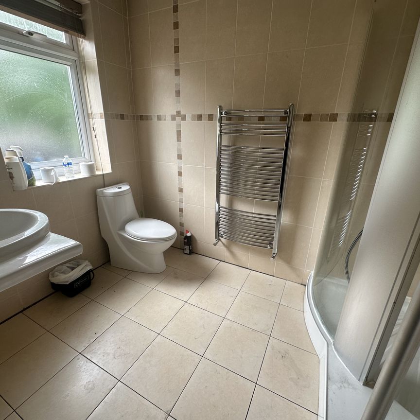 St. Marys Avenue North, Middlesex, UB2 - Photo 1