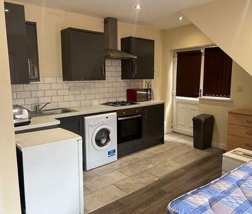 Lenton: Student Bedroom Studio Apartment - Derby Grove, NG7 - Photo 1