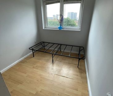 3 Bed Terraced House, London, E16 - Photo 3