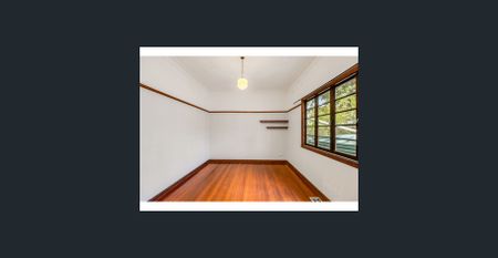 Spacious 4 Bed Home; Freshly Painted Throughout & Newly Polished Floors - Photo 3