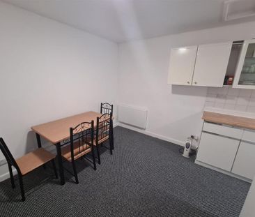 3 bedroom private hall to rent - Photo 6