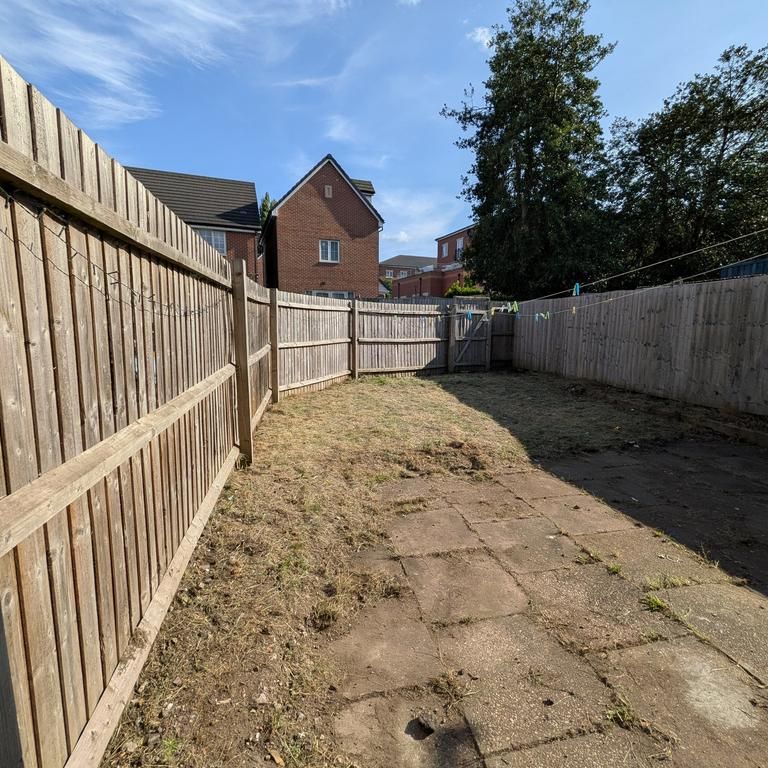 3 bedroom semi-detached house to rent - Photo 1