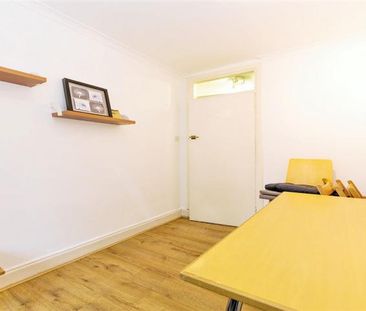 2 Bedroom, 1 bath, 1 reception Flat - Photo 2