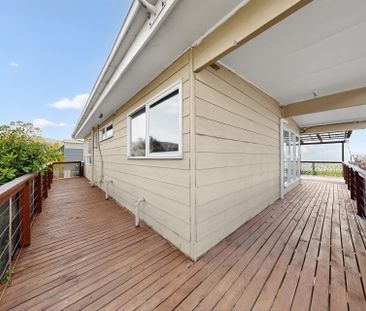 Flexible Family Living in a Serene Coastal Setting - Photo 3