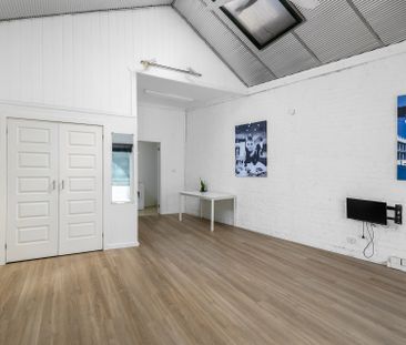 YOUR NEW YORK LOFT LIFESTYLE IN PORT MELBOURNE - Photo 5