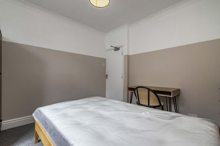 4 bedroom terraced house to rent - Photo 5