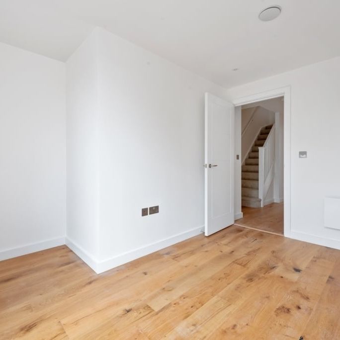 Thomas Hardy Mews, London - Photo 1