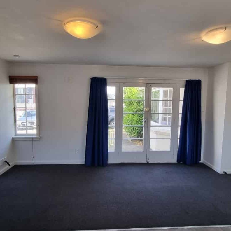 Sunny 4 Bedroom Home in Fantastic Location!! - Photo 1