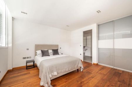 2 bedroom flat in London - Photo 3