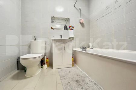 Superbly located & recently redecorated one bedroomed apartment - Photo 4