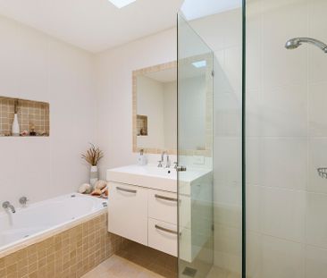 4 Bedroom Home with Stunning Pittwater Views - Photo 5