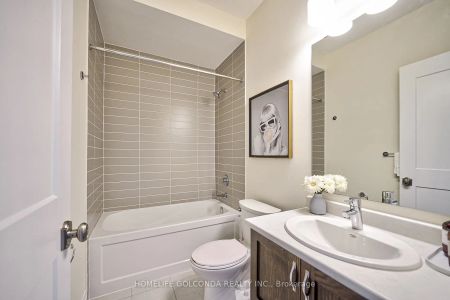 Condo Townhouse For Lease | N9258349 - Photo 2