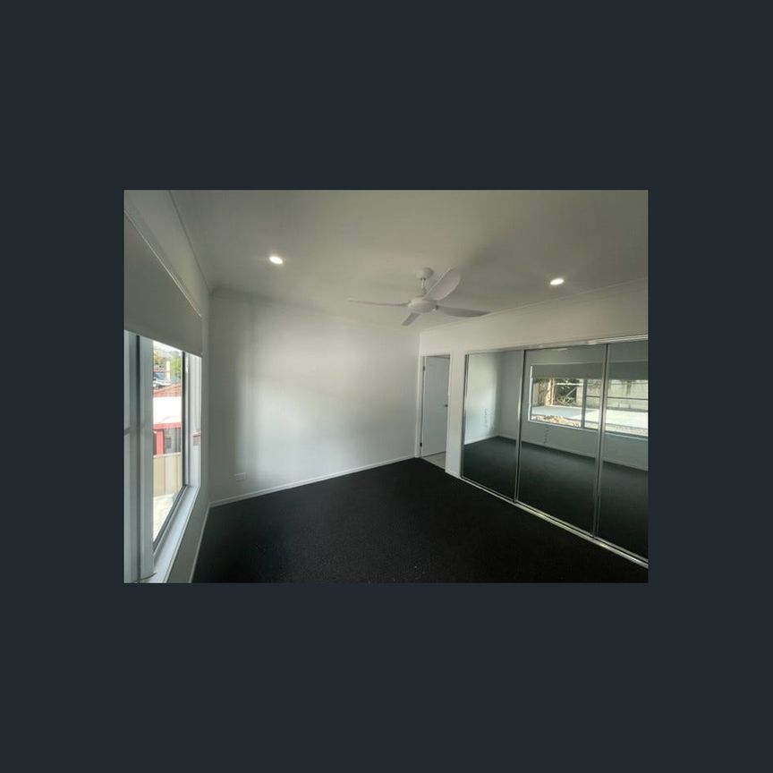 Large duplex in quiet street - Photo 1