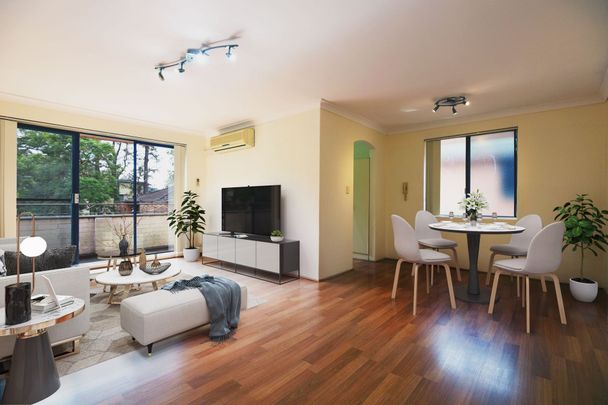 Location Envy with Three bedrooms, All Hard Floors & Aircon! - Photo 1