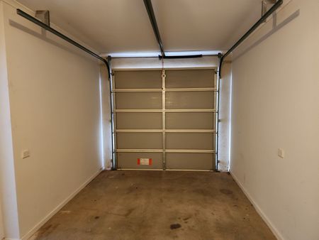 Stylish 2-Bedroom Townhouse - Photo 5