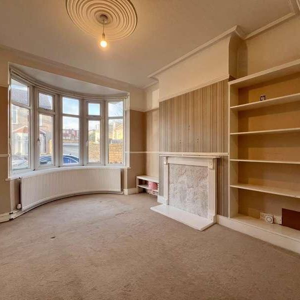 Beverley Road, London, E6 - Photo 1