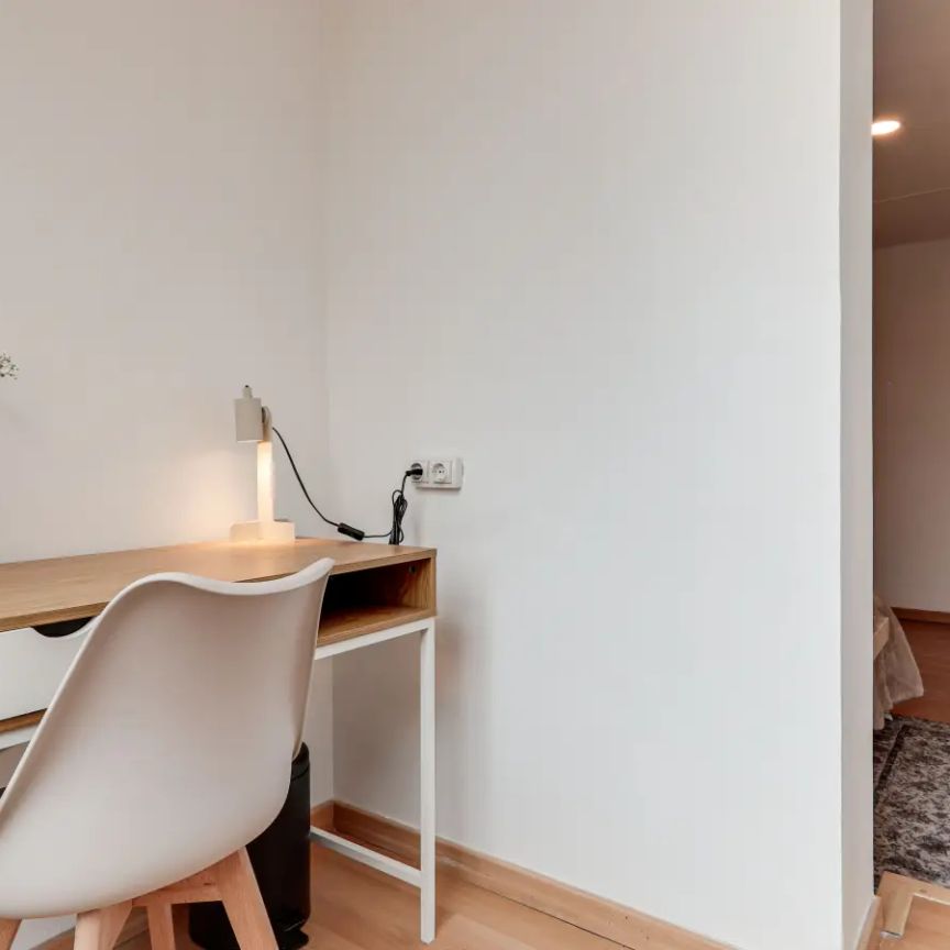Room in a shared 10-bedroom apartment for rent in la Dreta de l'Eixample perfect for professionals. - Photo 1