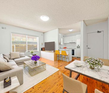 Nicely renovated, 2 bedroom residence with a rare courtyard - Photo 1
