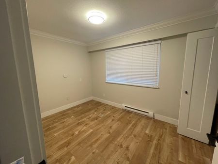 Royal Heights, Updated 4 Bedrooms/Heated Garage/RV Parking - Photo 4