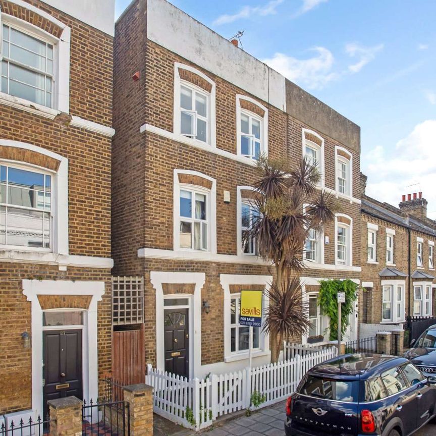 Handsome period four bed house with garden and front access. - Photo 1