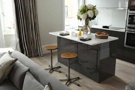 CALL FOR AVAILABILITY A unique and stylish one bedroom apartment of approximately 653 square feet. - Photo 3