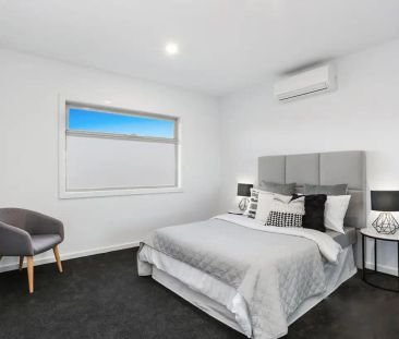 “Townhouse with Luxurious Features and Convenient Location” - Photo 2