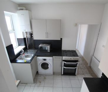 3 bedroom flat to rent - Photo 5