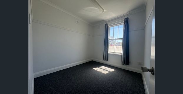 Flat above shop - Photo 1