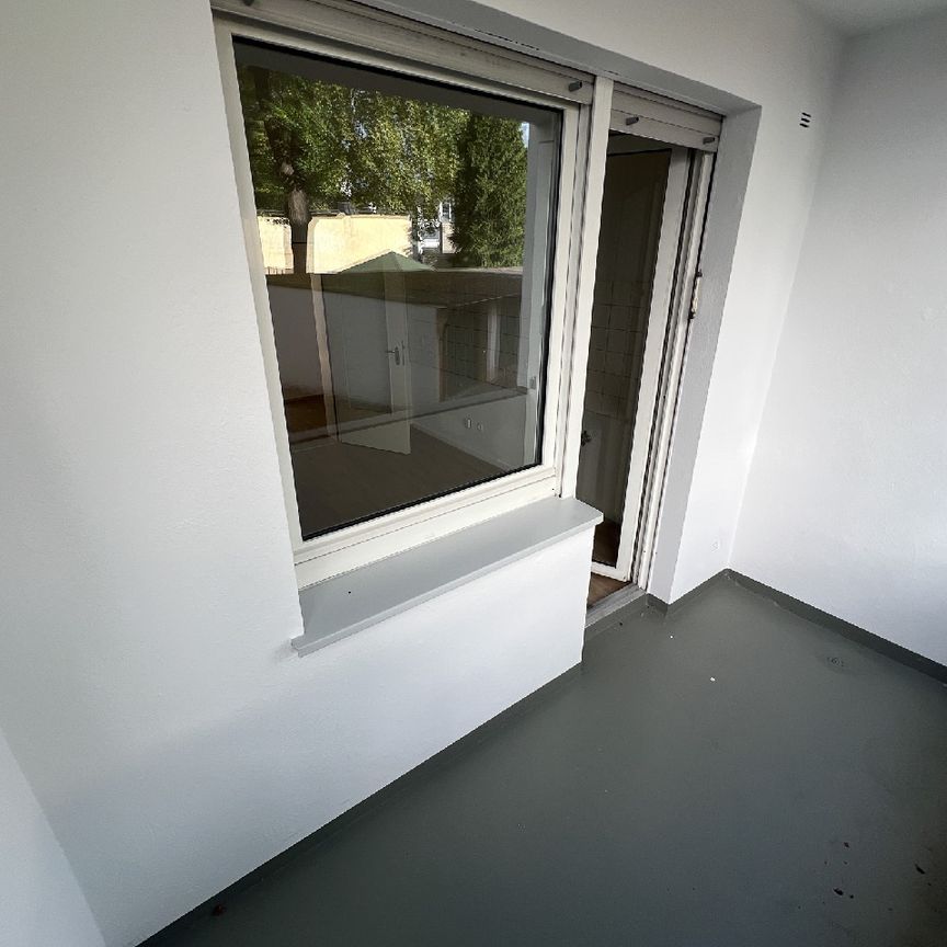 Helle 3-Zimmer-Erdgeschosswohnung mit Balkon in gepflegtem Mehrfamilienhaus - Photo 1