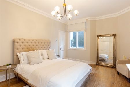 Sloane Gardens, Chelsea, SW1W ground floor flat to rent - Photo 2