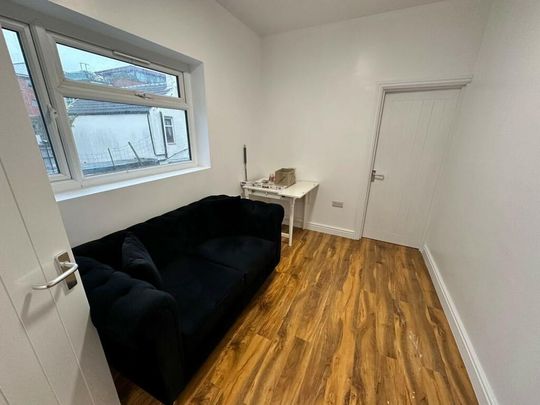 Room in a Shared Flat, Alfreton Road, NG7 - Photo 1