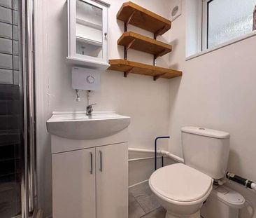 Hyde Road, Swindon, Wiltshire, SN2 - Photo 4