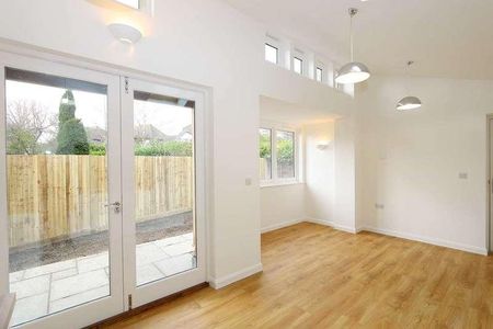 Woodview Road, Pangbourne. Quiet Location, Heart Of The Village, RG8 - Photo 2