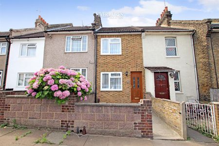 2 bedroom Terraced House to let - Photo 3