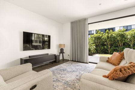 Elegant 3-Bedroom End Townhouse in Prestigious Ashford Residences - Photo 3