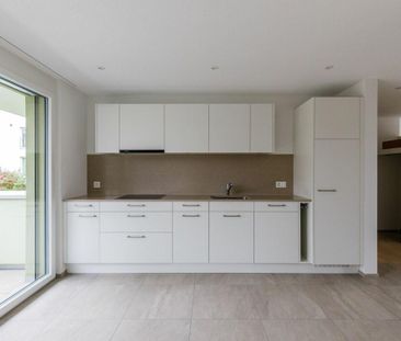 Top 3 1/2-Zimmerwohnung im 1. OG in der Überbauung Blumenau - Photo 2