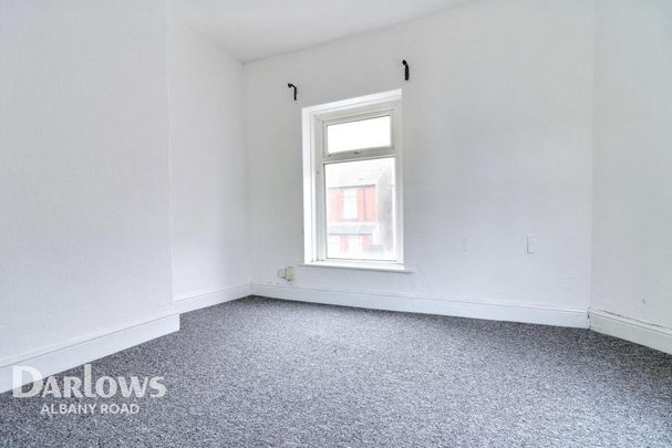 4 bedroom end of terrace house to rent - Photo 1