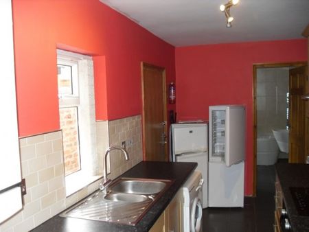 3 Bed House Share To Let - Photo 3