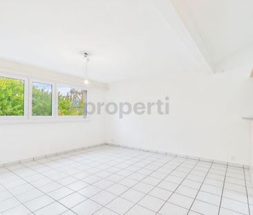 Moderne 3.5-Zimmer-Dachwohnung an ruhiger Lage mit heller Wohnatmos... - Photo 1