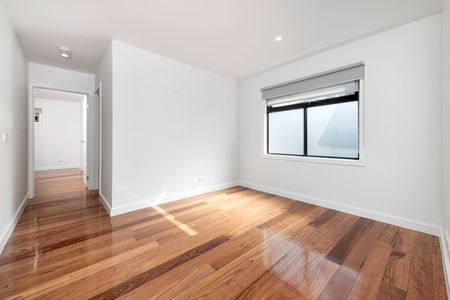 Huge Brand New Townhouse in Heart of Ringwood - Photo 2