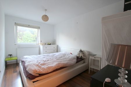 2 Bedroom Apartment, Dilton Gardens, London - Photo 2