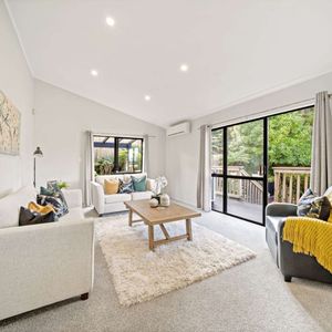 Three Bedroom One Bath in Hillcrest! - Photo 2