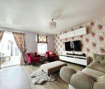 Walker Crescent, Langley, SL3 - Photo 1